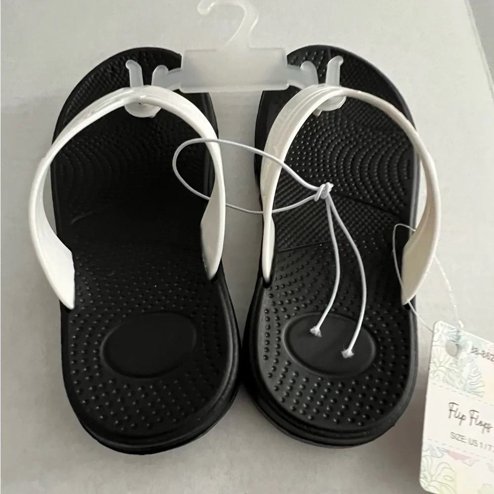 NWT Momentum Brands Flip Flops For Boy 31 Size US 1 / 7.75 in / 19.7 cm Summer
